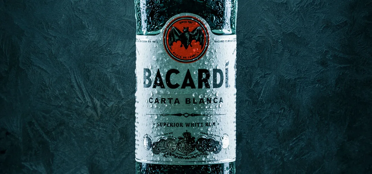 Warum Produktfotos mehr sind als nur Bilder. Beispiel Bacardi Flasche mit Wassertropfen