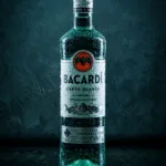 Warum Produktfotos mehr sind als nur Bilder. Beispiel Bacardi Flasche mit Wassertropfen