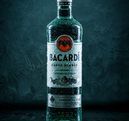 Warum Produktfotos mehr sind als nur Bilder. Beispiel Bacardi Flasche mit Wassertropfen