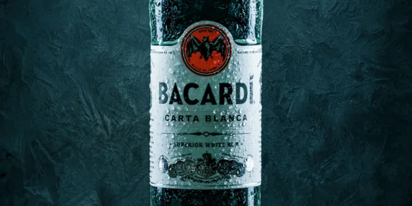 Warum Produktfotos mehr sind als nur Bilder. Beispiel Bacardi Flasche mit Wassertropfen