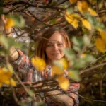 Herbst Portrait Fotografie mit Laub und Blätter in Farbe und Schwarz / Weiß mit Female Model Andrea