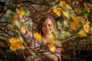 Herbst Portrait Fotografie mit Laub und Blätter in Farbe und Schwarz / Weiß mit Female Model Andrea