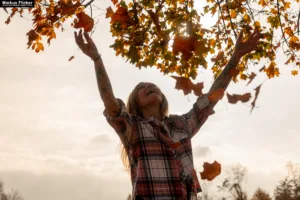 Herbst Portrait Fotografie mit Laub und Blätter in Farbe und Schwarz / Weiß mit Female Model Andrea