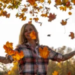 Herbst Portrait Fotografie mit Laub und Blätter in Farbe und Schwarz / Weiß mit Female Model Andrea