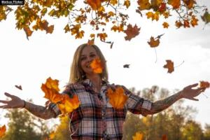 Herbst Portrait Fotografie mit Laub und Blätter in Farbe und Schwarz / Weiß mit Female Model Andrea