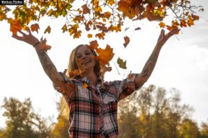 Herbst Portrait Fotografie mit Laub und Blätter in Farbe und Schwarz / Weiß mit Female Model Andrea