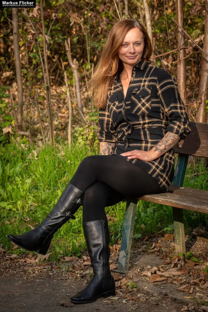 Herbst Portrait Fotografie mit Laub und Blätter in Farbe und Schwarz / Weiß mit Female Model Andrea Autumn Vibes