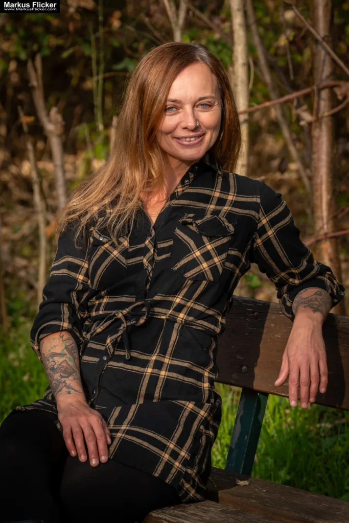 Herbst Portrait Fotografie mit Laub und Blätter in Farbe und Schwarz / Weiß mit Female Model Andrea Autumn Vibes