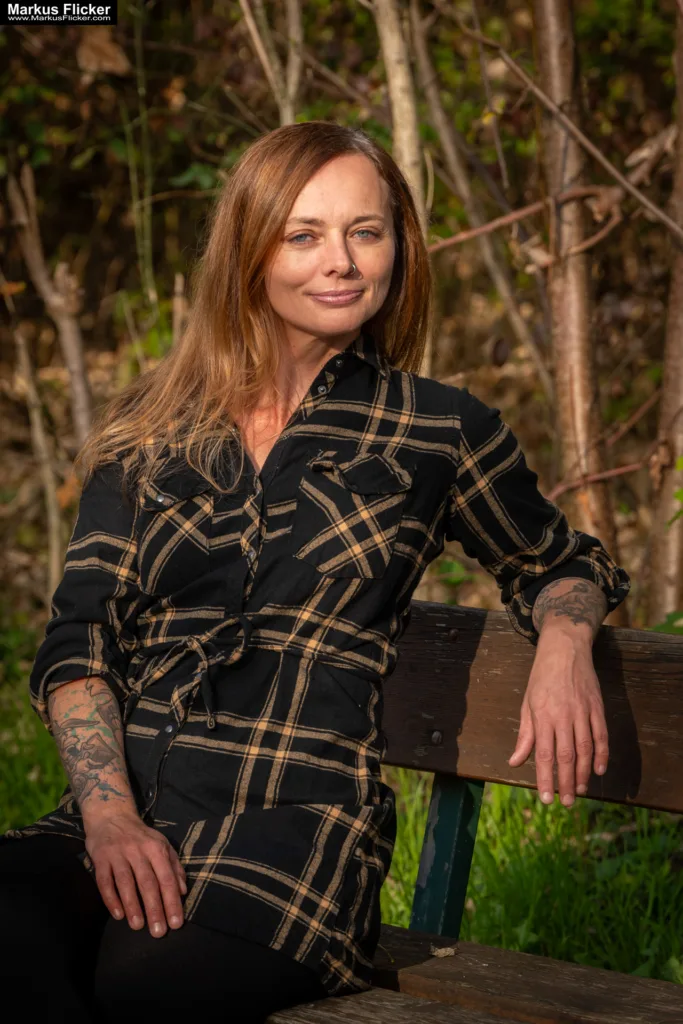 Verwendung von natürlichem Licht in der Porträtfotografie: Techniken, Posing, Verwendung von Licht inkl. 37 Fototipps und Tricks Herbst Portrait Fotografie mit Laub und Blätter in Farbe und Schwarz / Weiß mit Female Model Andrea Autumn Vibes