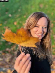 Herbst Portrait Fotografie mit Laub und Blätter in Farbe und Schwarz / Weiß mit Female Model Andrea Autumn Vibes