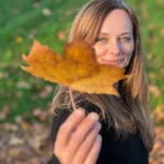 Herbst Portrait Fotografie mit Laub und Blätter in Farbe und Schwarz / Weiß mit Female Model Andrea Autumn Vibes