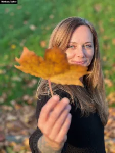 Herbst Portrait Fotografie mit Laub und Blätter in Farbe und Schwarz / Weiß mit Female Model Andrea Autumn Vibes