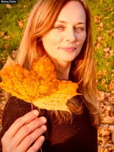 Herbst Portrait Fotografie mit Laub und Blätter in Farbe und Schwarz / Weiß mit Female Model Andrea Autumn Vibes