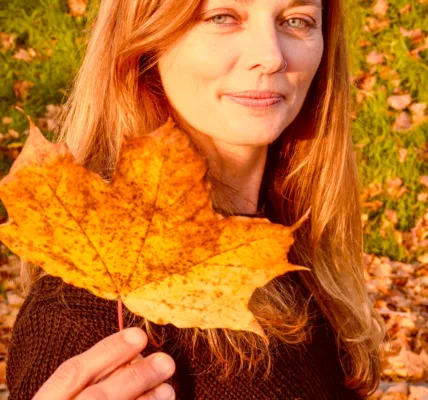 Herbst Portrait Fotografie mit Laub und Blätter in Farbe und Schwarz / Weiß mit Female Model Andrea Autumn Vibes