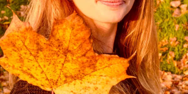 Herbst Portrait Fotografie mit Laub und Blätter in Farbe und Schwarz / Weiß mit Female Model Andrea Autumn Vibes