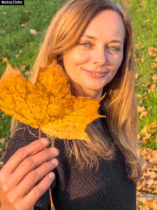 Herbst Portrait Fotografie mit Laub und Blätter in Farbe und Schwarz / Weiß mit Female Model Andrea Autumn Vibes