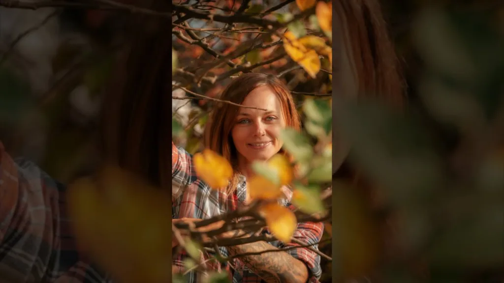 Verwendung von natürlichem Licht in der Porträtfotografie: Techniken, Posing, Verwendung von Licht inkl. 37 Fototipps und Tricks Herbst Portrait Fotografie Laub Blätter in Farbe und Schwarz Weiß Female Model Andrea Autumn Vibes