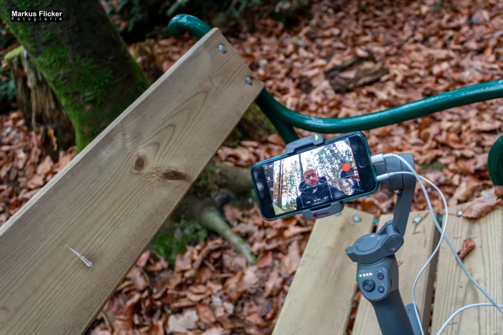 DJI Osmo Mobile Combo Kit - 3-Achsen-Smartphonestabilisator kompatibel mit iPhone und Smartphone Android, leichtes und tragbares Design, stabile Aufnahme, intelligente Steuerung + Stativ DJI Osmo Mobile Combo Kit - 3-Achsen-Smartphonestabilisator kompatibel mit iPhone und Smartphone Android, leichtes und tragbares Design, stabile Aufnahme, intelligente Steuerung + Stativ