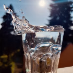 Dynamik im Detail: Wassertropfen und Gräser für DIY-Fotoprojekte