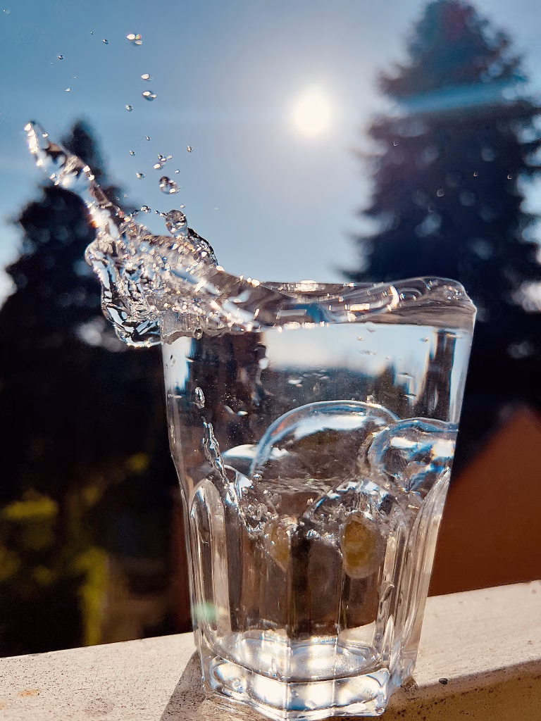 Dynamik im Detail: Wassertropfen und Gräser für DIY-Fotoprojekte