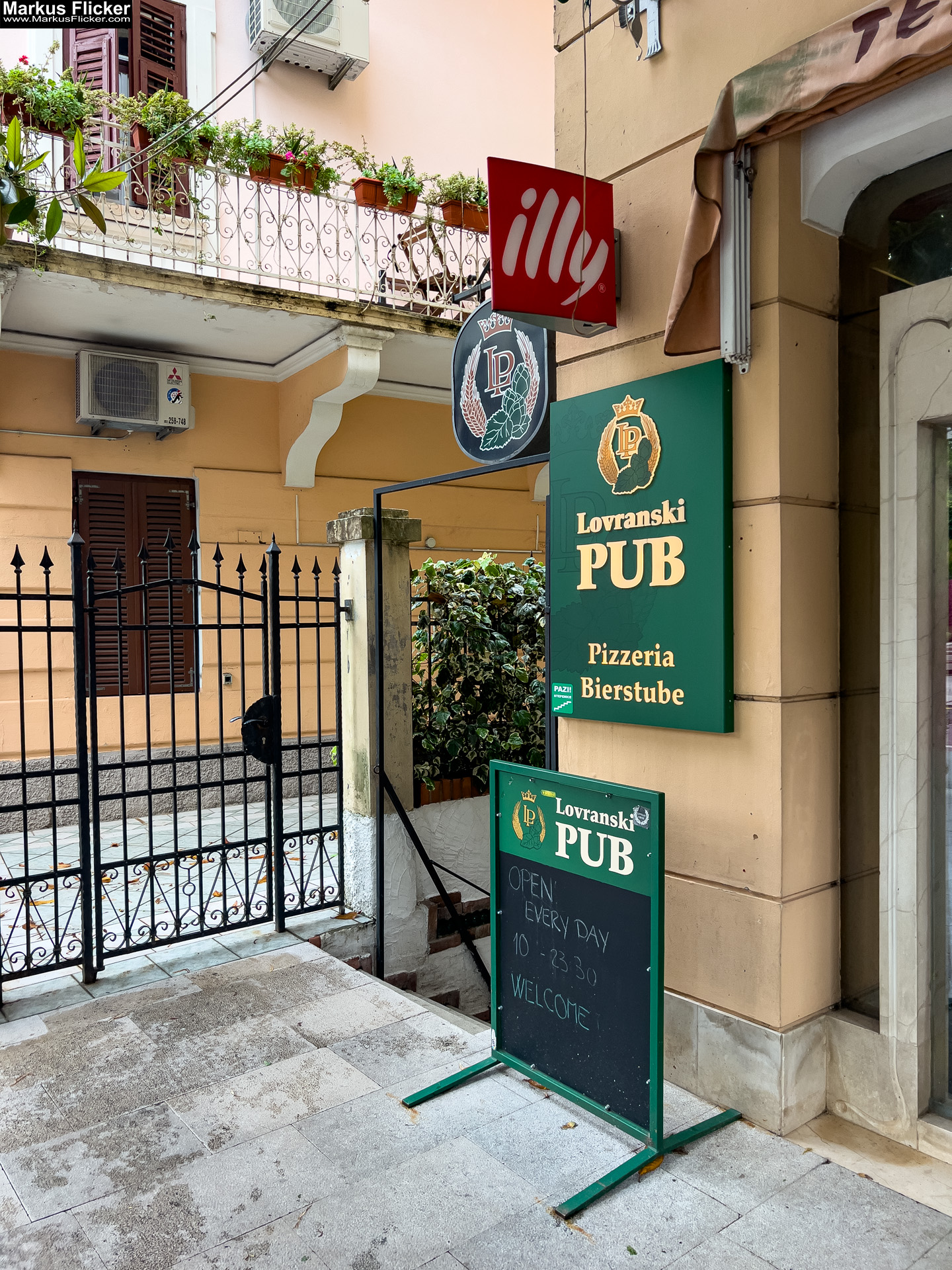 Lovranski Pub Lovran Ufer Küste Primorje-Gorski kotar Lorbeer Istrien Kroatien Adria #visitcroatia #visitlovran