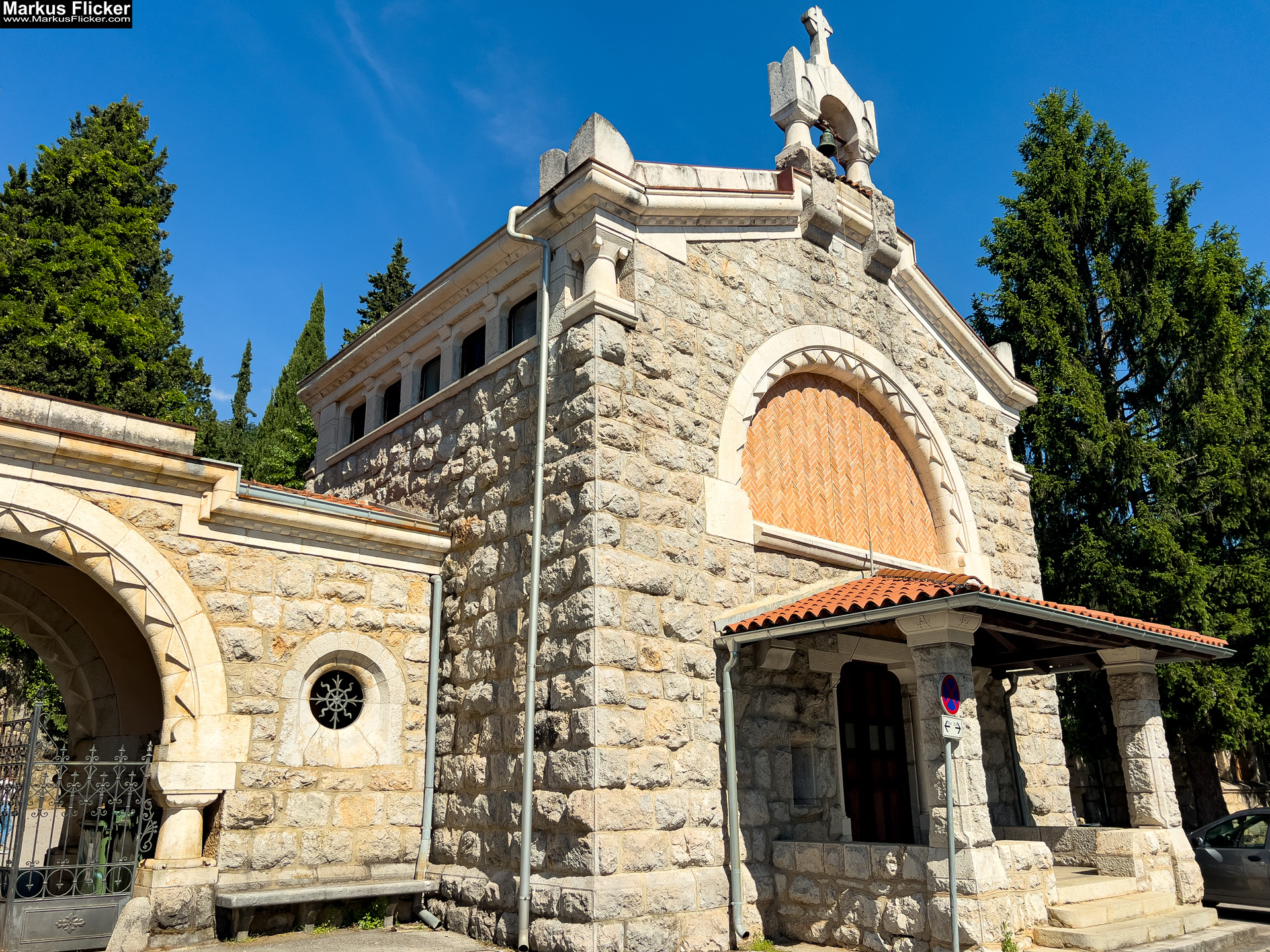 Spomen Kosturnica Palim Borcima Groblje Lovran Friedhof Lovran Ufer Küste Primorje-Gorski kotar Lorbeer Istrien Kroatien Adria #visitcroatia #visitlovran