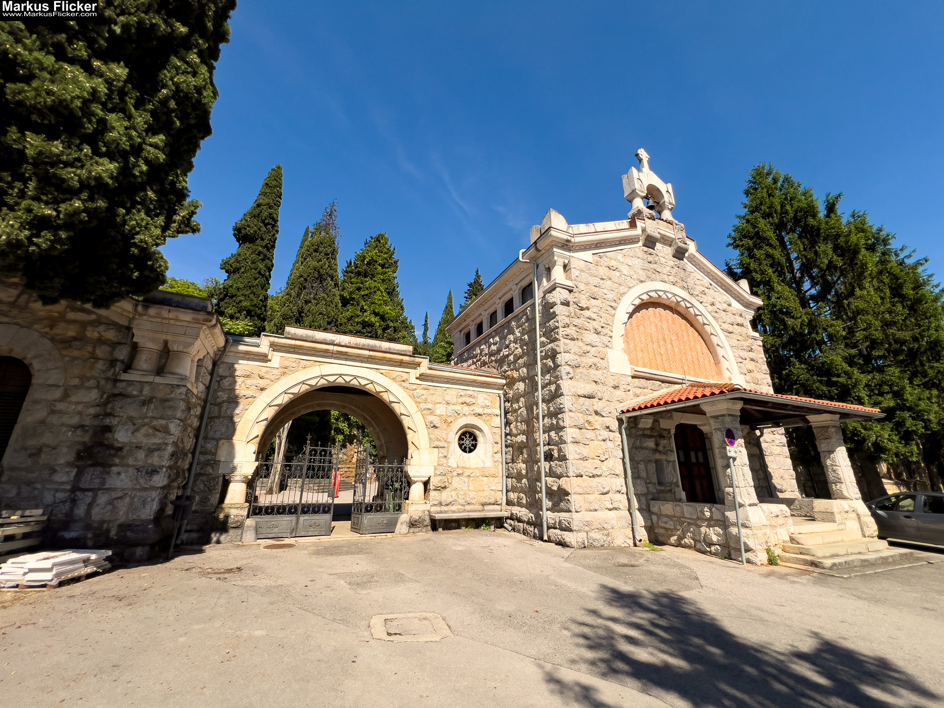 Spomen Kosturnica Palim Borcima Groblje Lovran Friedhof Lovran Ufer Küste Primorje-Gorski kotar Lorbeer Istrien Kroatien Adria #visitcroatia #visitlovran