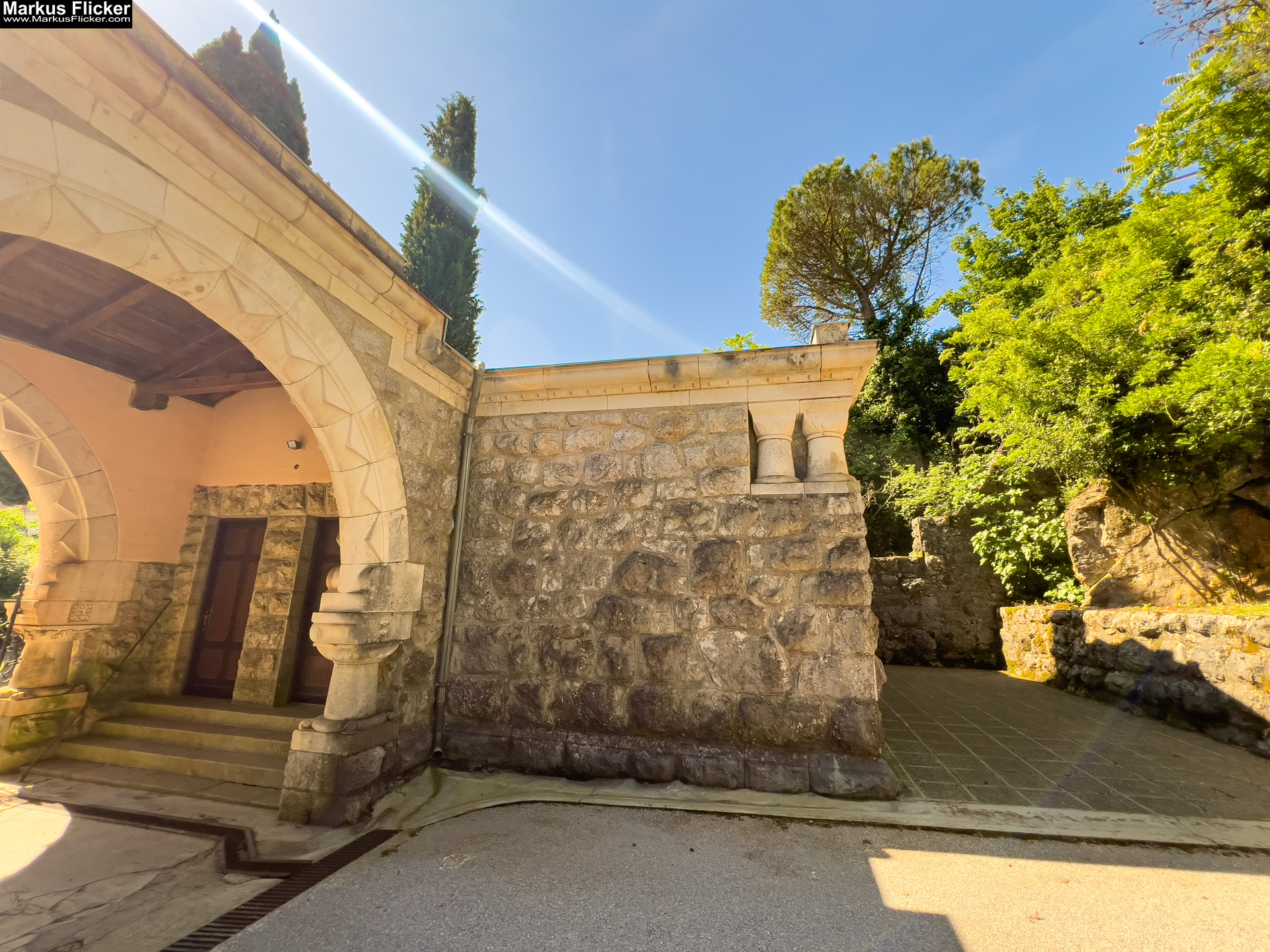 Spomen Kosturnica Palim Borcima Groblje Lovran Friedhof Lovran Ufer Küste Primorje-Gorski kotar Lorbeer Istrien Kroatien Adria #visitcroatia #visitlovran