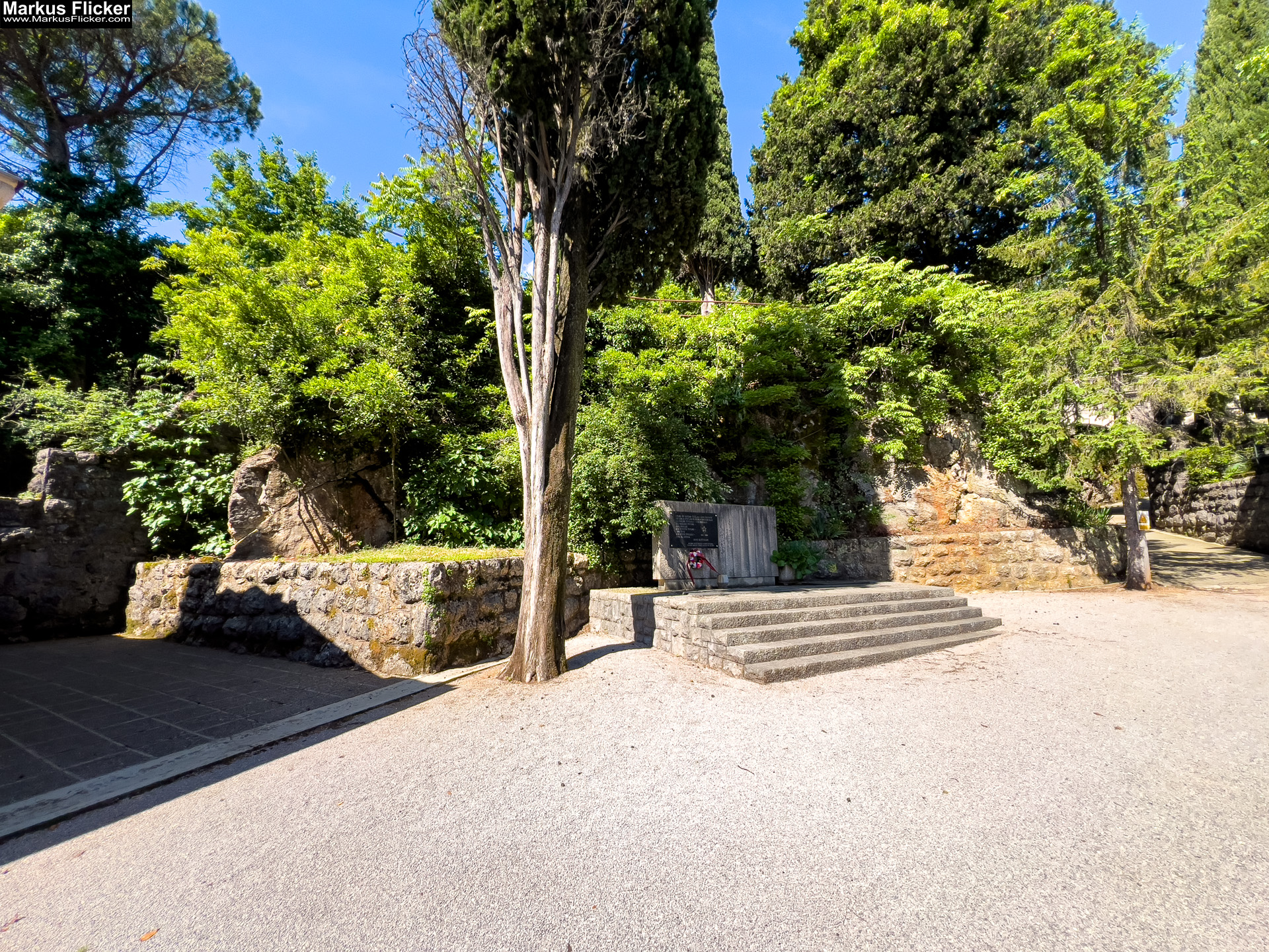 Spomen Kosturnica Palim Borcima Groblje Lovran Friedhof Lovran Ufer Küste Primorje-Gorski kotar Lorbeer Istrien Kroatien Adria #visitcroatia #visitlovran