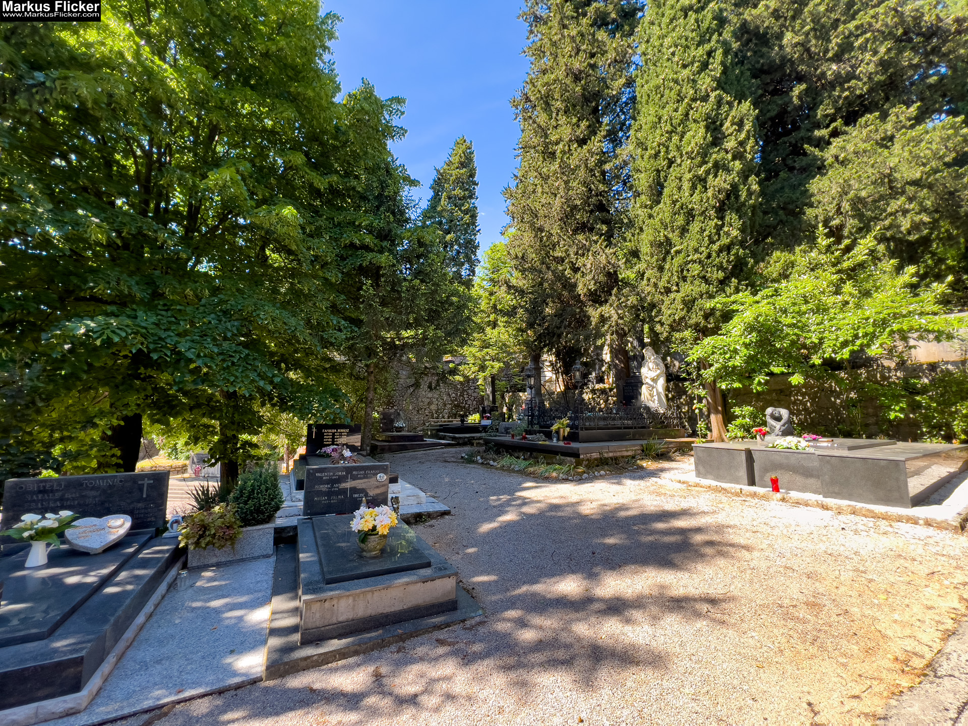 Spomen Kosturnica Palim Borcima Groblje Lovran Friedhof Lovran Ufer Küste Primorje-Gorski kotar Lorbeer Istrien Kroatien Adria #visitcroatia #visitlovran