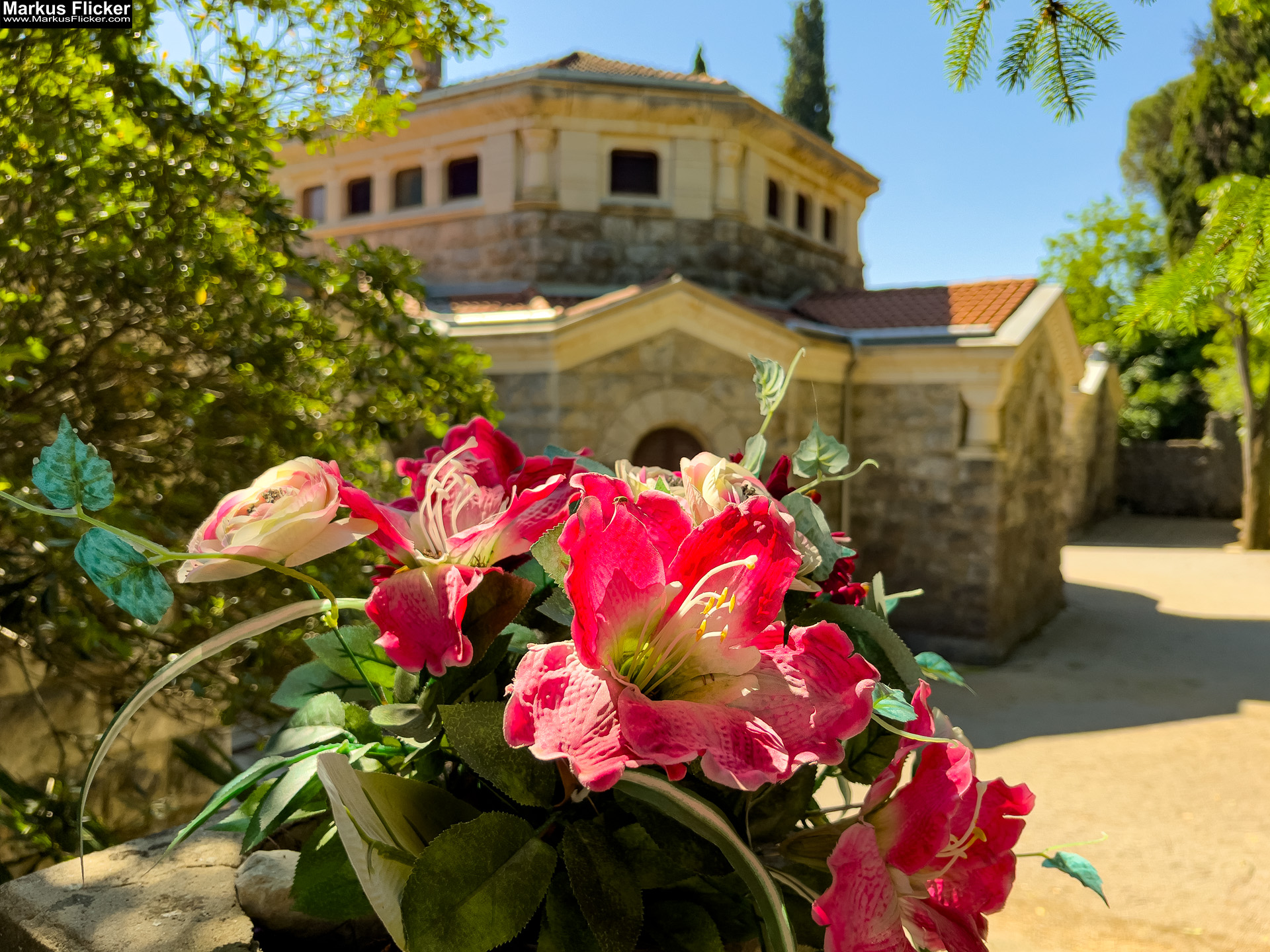 Spomen Kosturnica Palim Borcima Groblje Lovran Friedhof Lovran Ufer Küste Primorje-Gorski kotar Lorbeer Istrien Kroatien Adria #visitcroatia #visitlovran
