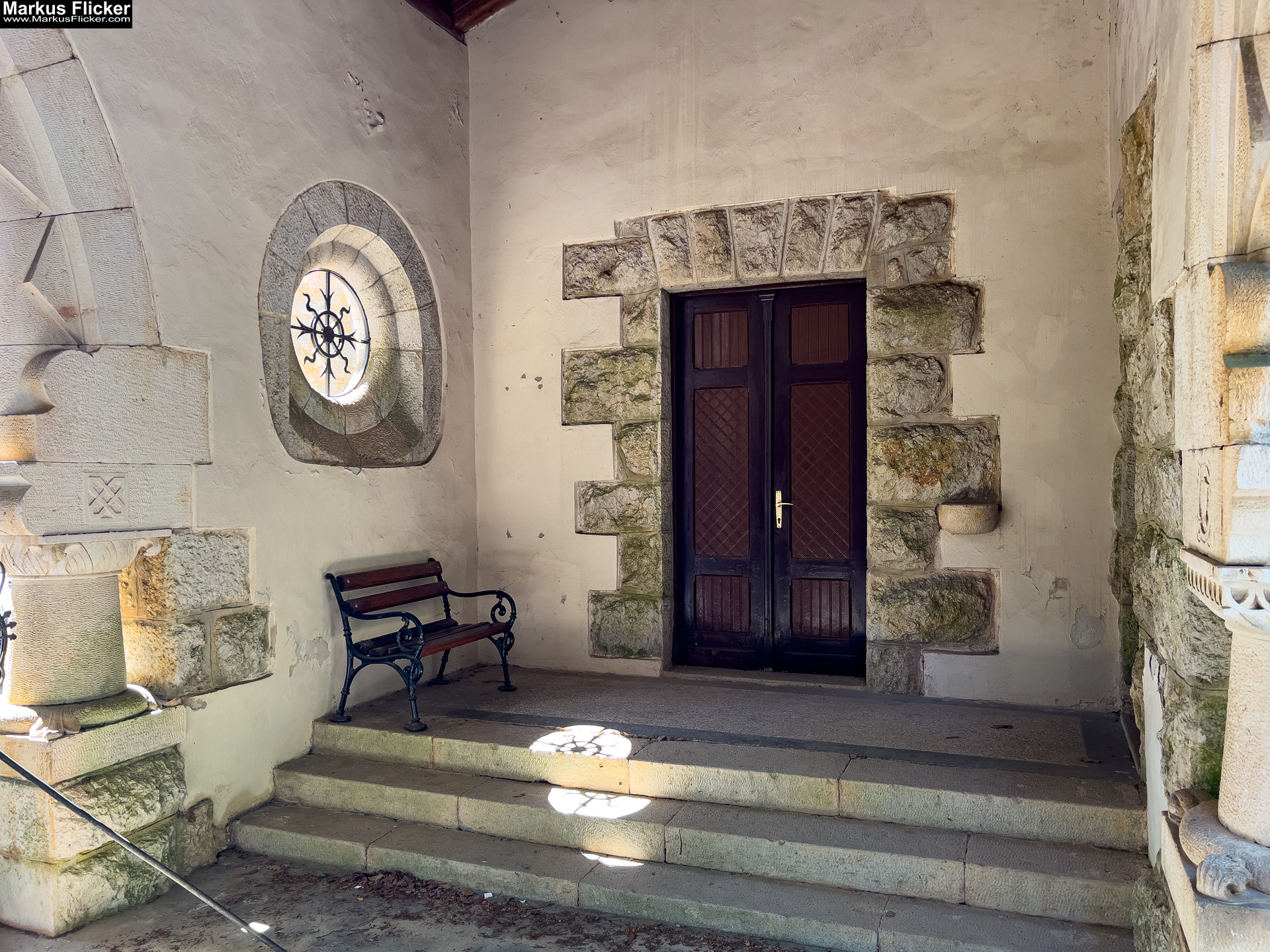 Spomen Kosturnica Palim Borcima Groblje Lovran Friedhof Lovran Ufer Küste Primorje-Gorski kotar Lorbeer Istrien Kroatien Adria #visitcroatia #visitlovran