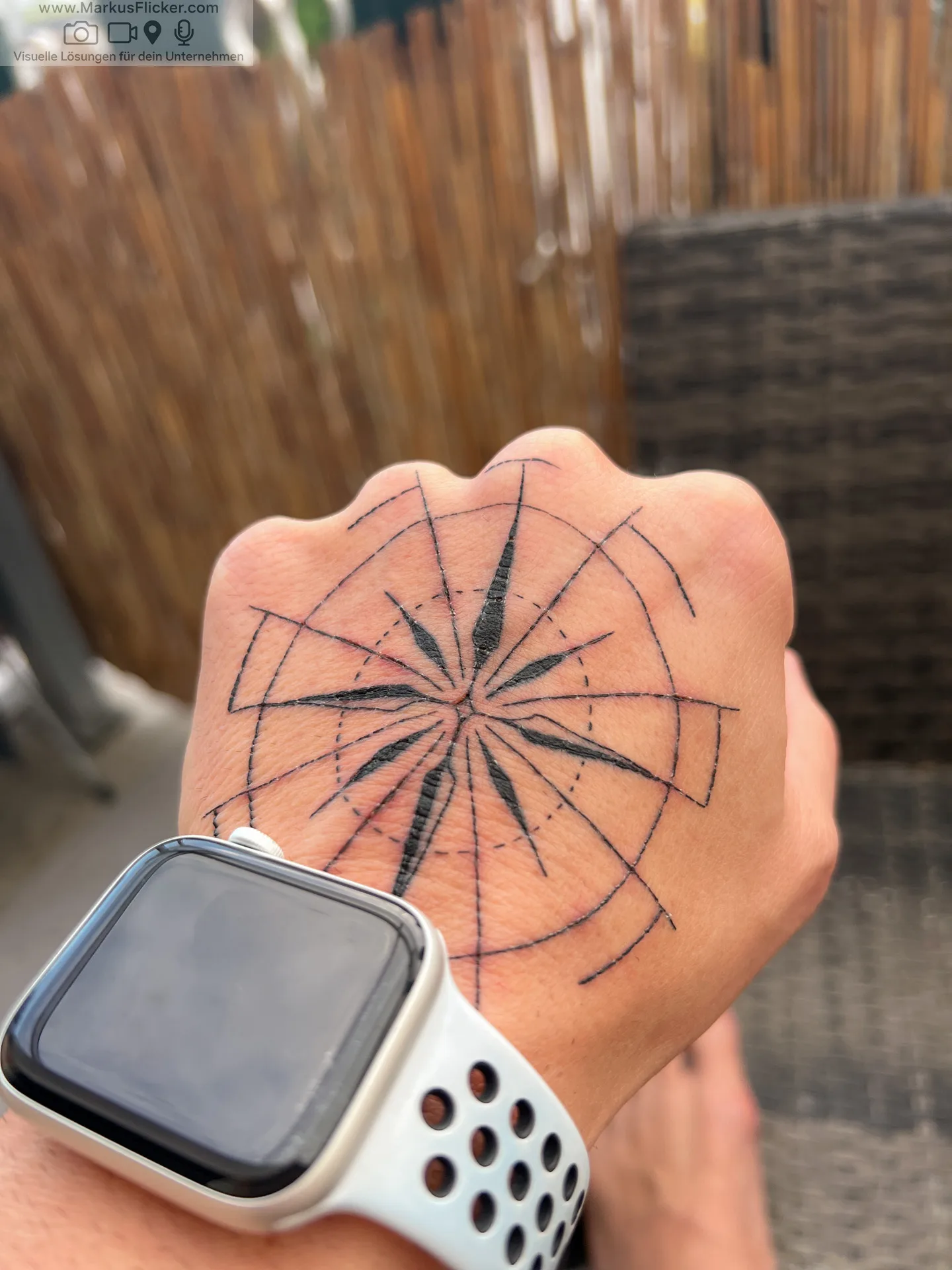 Kompass Tattoo auf dem Handrücken. Rozamunda Tattoo Artist Maribor Nuša ❀ Tattoo Artist