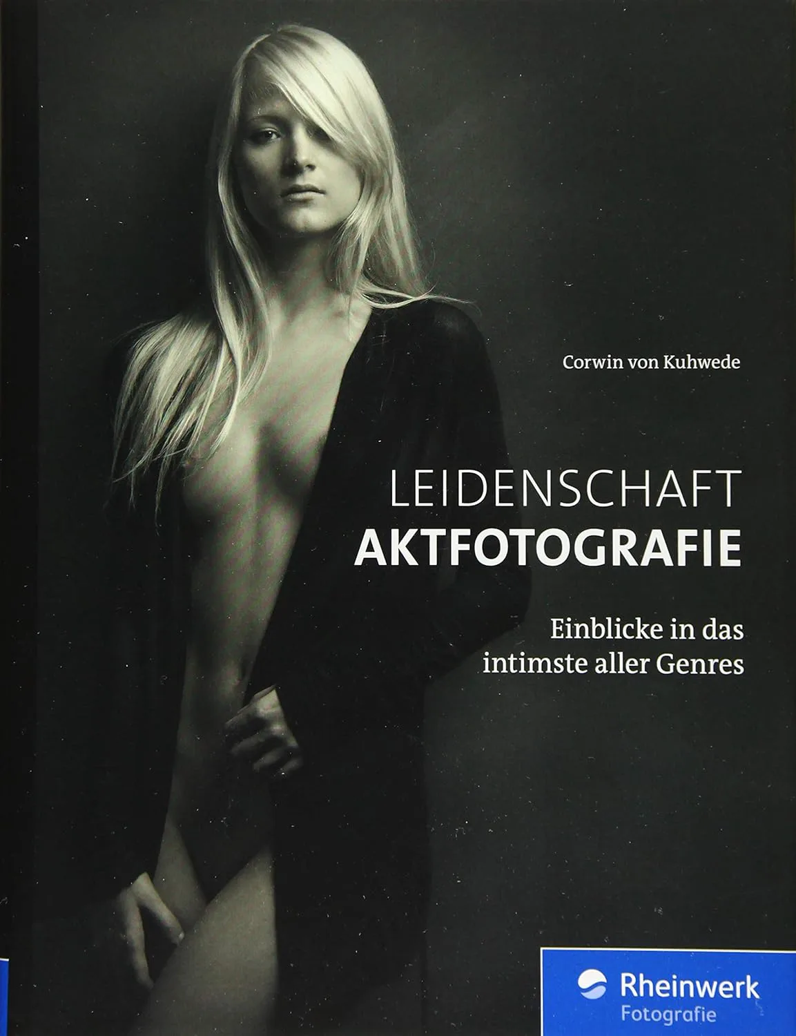Mehr über den Artikel erfahren Leidenschaft Aktfotografie: Einblicke in das intimste aller Genres von Corwin von Kuhwede inkl. 37 Tipps & Tricks