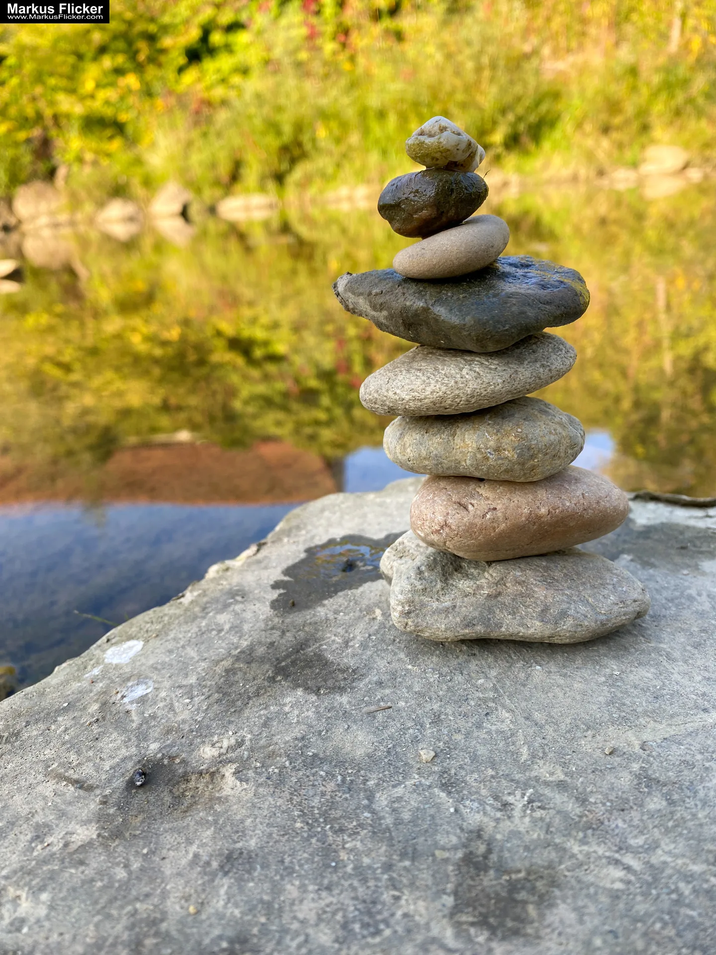 Herbstzauber im Taschenformat: Wie du mit dem Smartphone die goldene Jahreszeit einfängst. Blätter, Licht und Spiegelungen: Kreative Fotoideen für deinen Herbstspaziergang