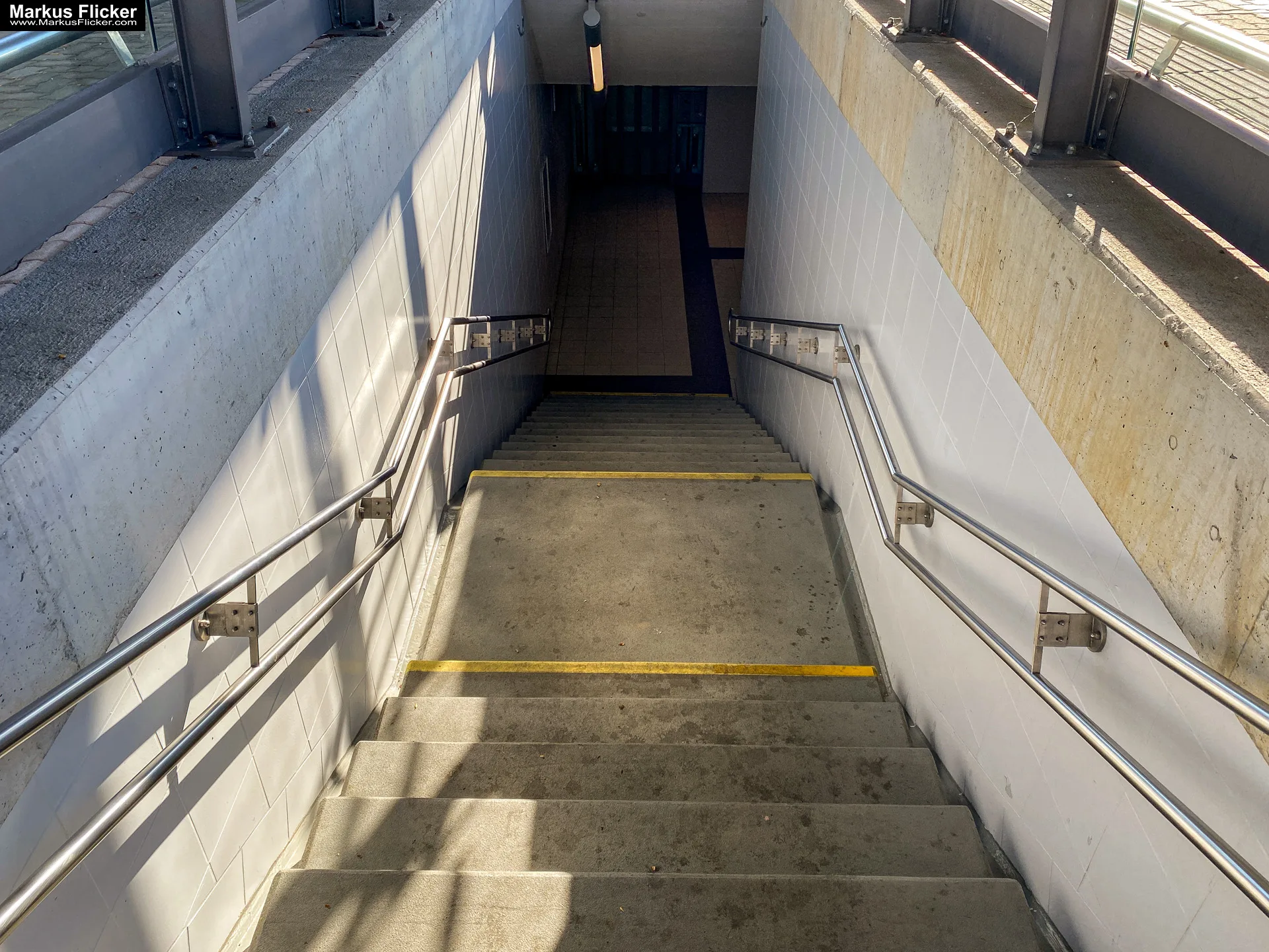 Herbstzauber im Taschenformat: Wie du mit dem Smartphone die goldene Jahreszeit einfängst. Blätter, Licht und Spiegelungen: Kreative Fotoideen für deinen Herbstspaziergang