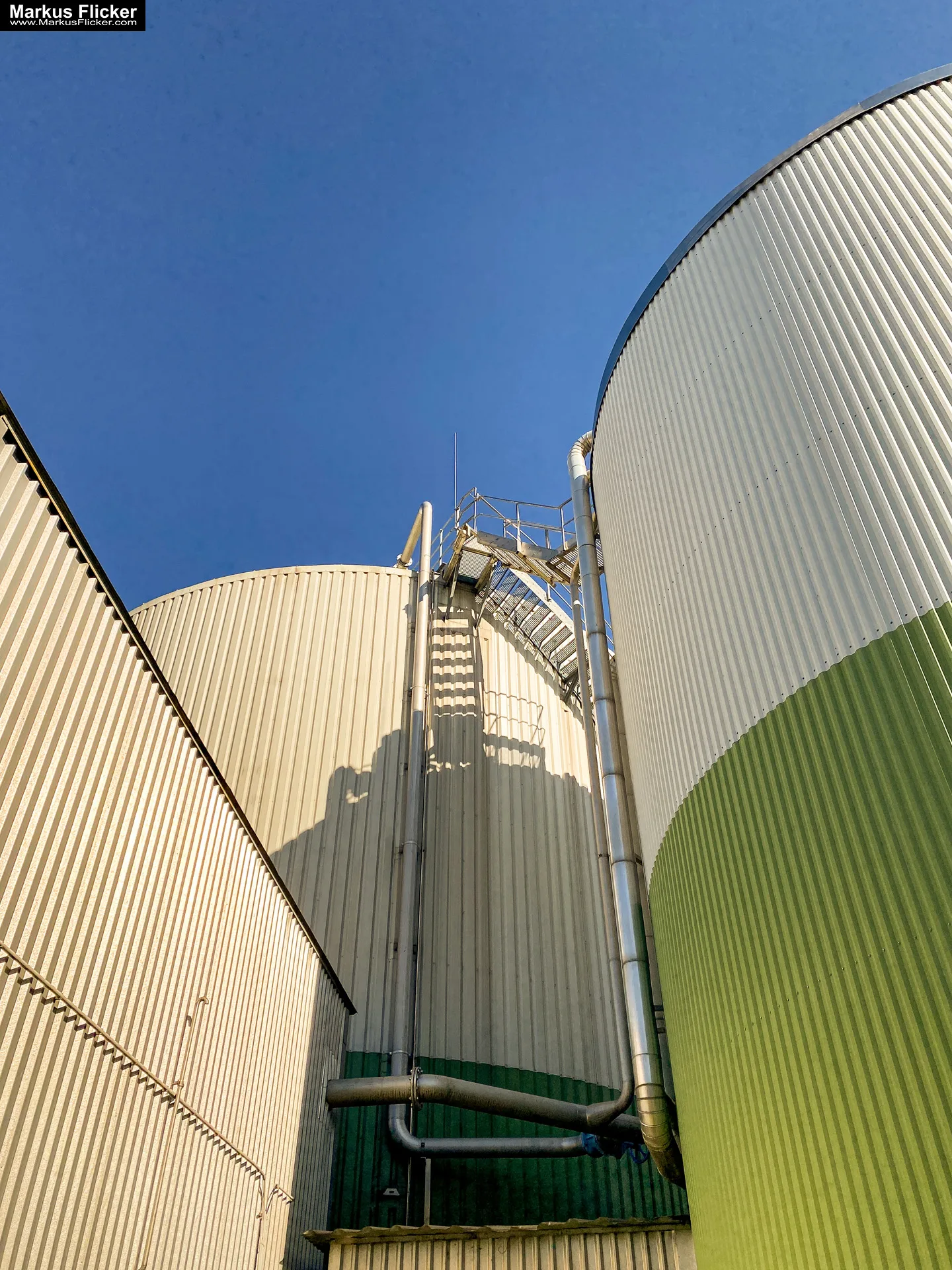 Herbstzauber im Taschenformat: Wie du mit dem Smartphone die goldene Jahreszeit einfängst. Blätter, Licht und Spiegelungen: Kreative Fotoideen für deinen Herbstspaziergang