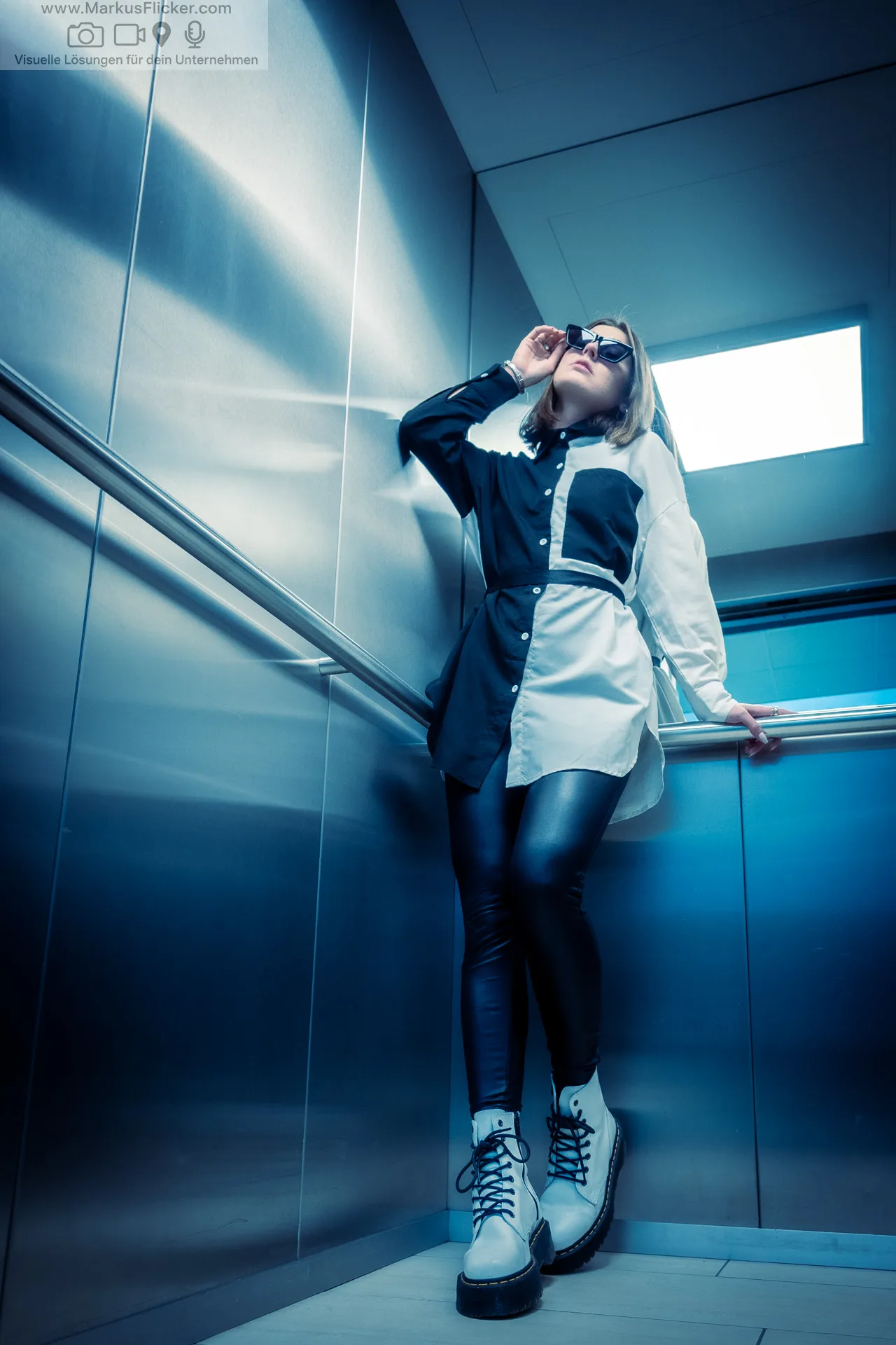 Elevator Vibes – Urban Style trifft auf Minimalismus. Im Aufzug mit Saskia P.