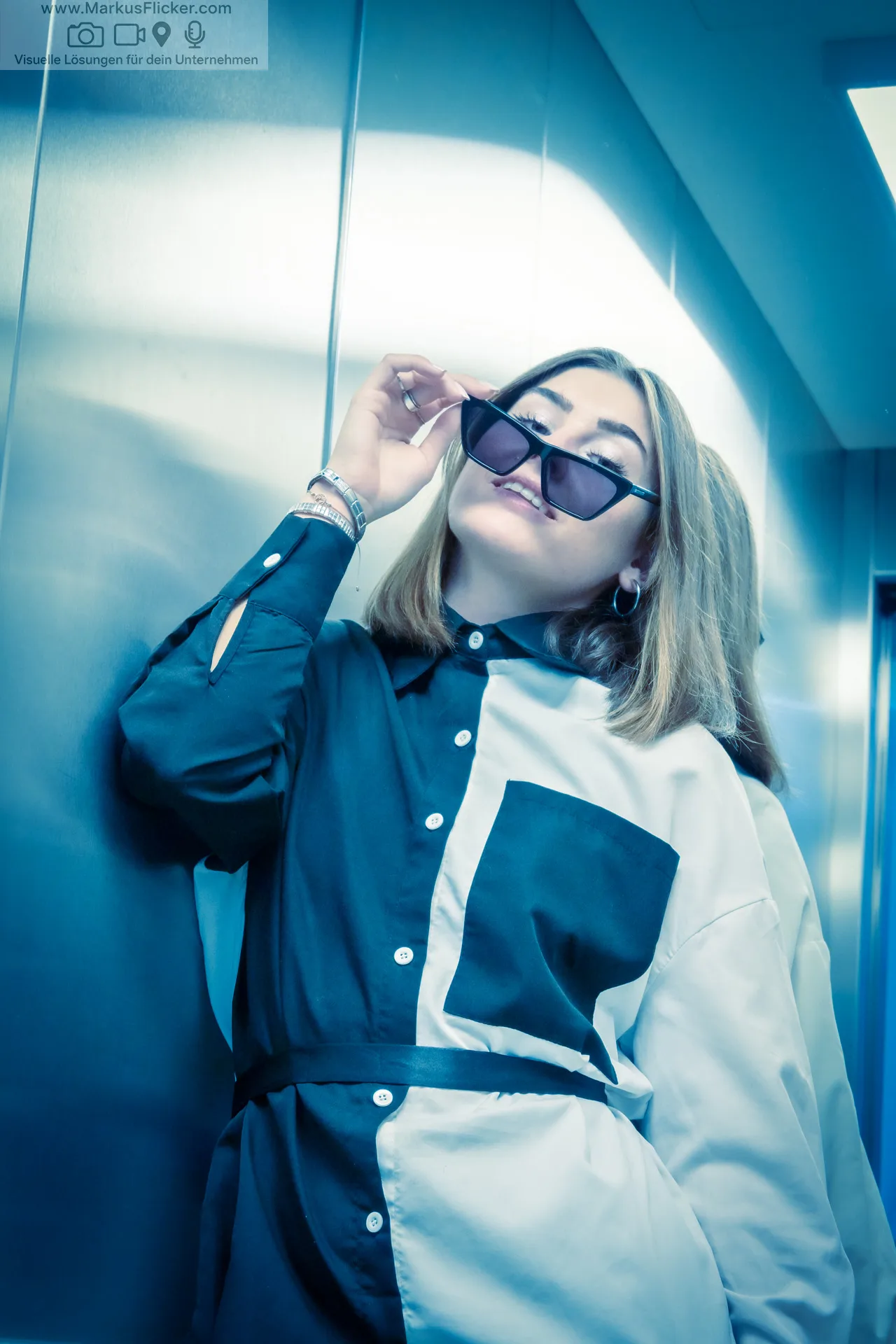Elevator Vibes – Urban Style trifft auf Minimalismus. Im Aufzug mit Saskia P.