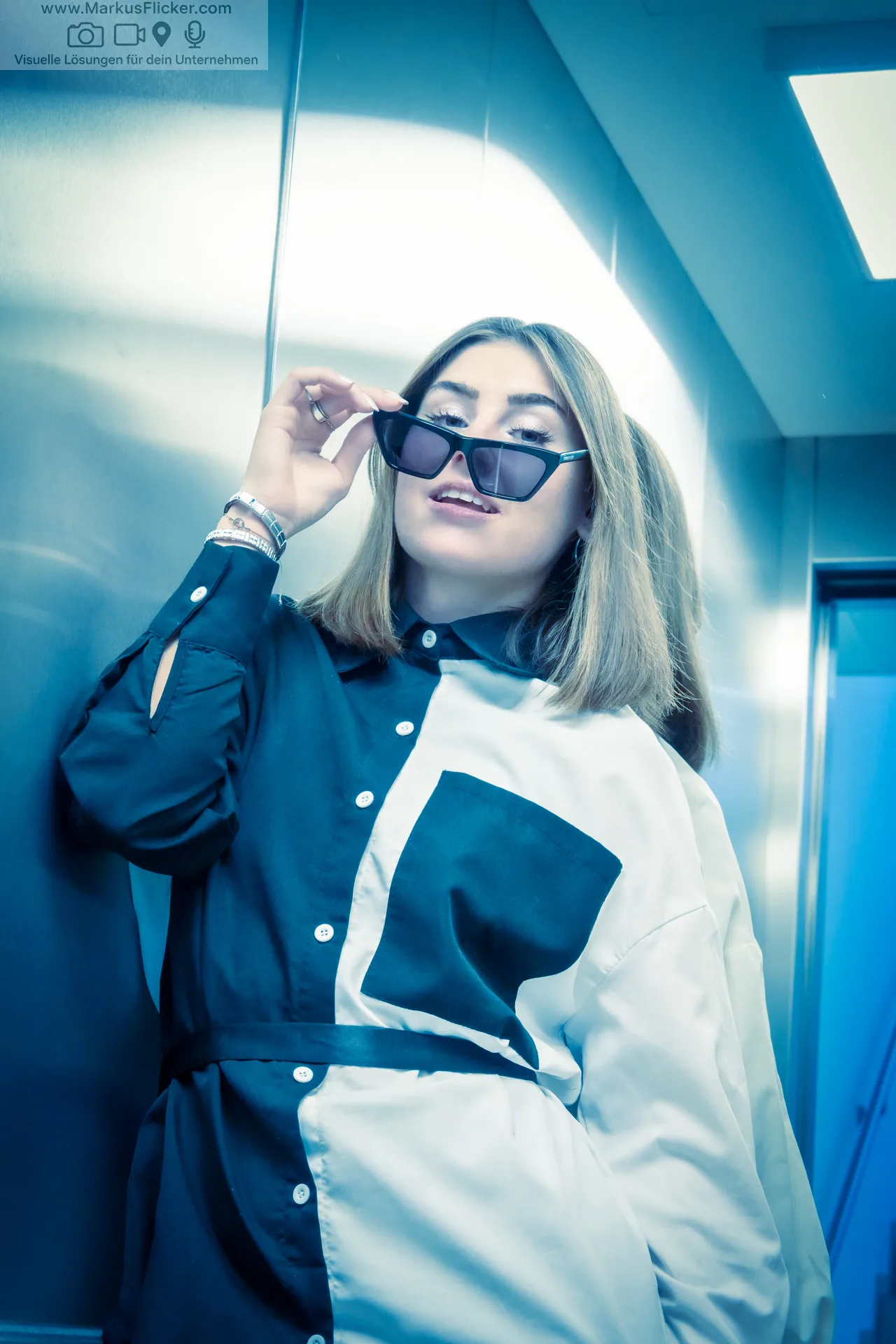 Mehr über den Artikel erfahren Elevator Vibes – Urban Style trifft auf Minimalismus. Im Aufzug mit Saskia P. inkl. 37 detaillierte Foto-Tipps und Tricks