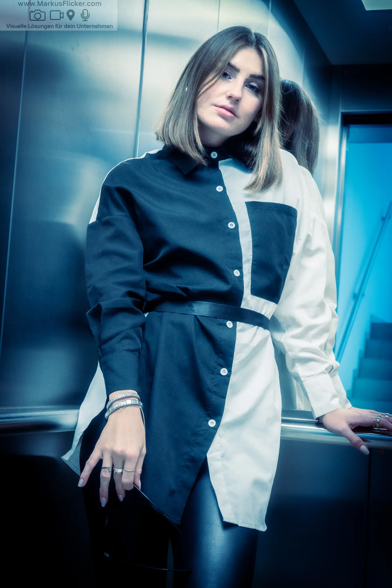 Elevator Vibes – Urban Style trifft auf Minimalismus. Im Aufzug mit Saskia P.