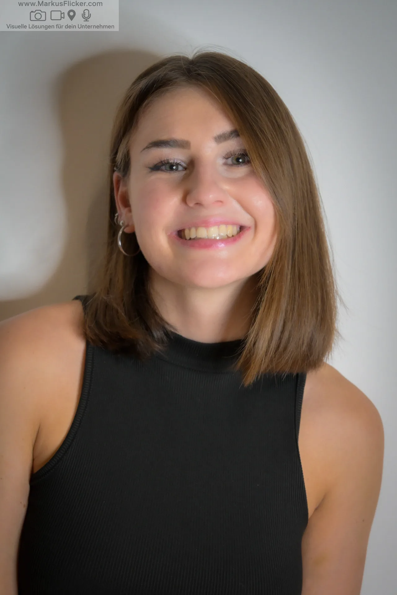 Business Casual trifft auf Natürlichkeit – Shooting mit Saskia P. in Graz inkl. 37 praktische Tipps & Tricks für Business-Models und Fotograf:innen