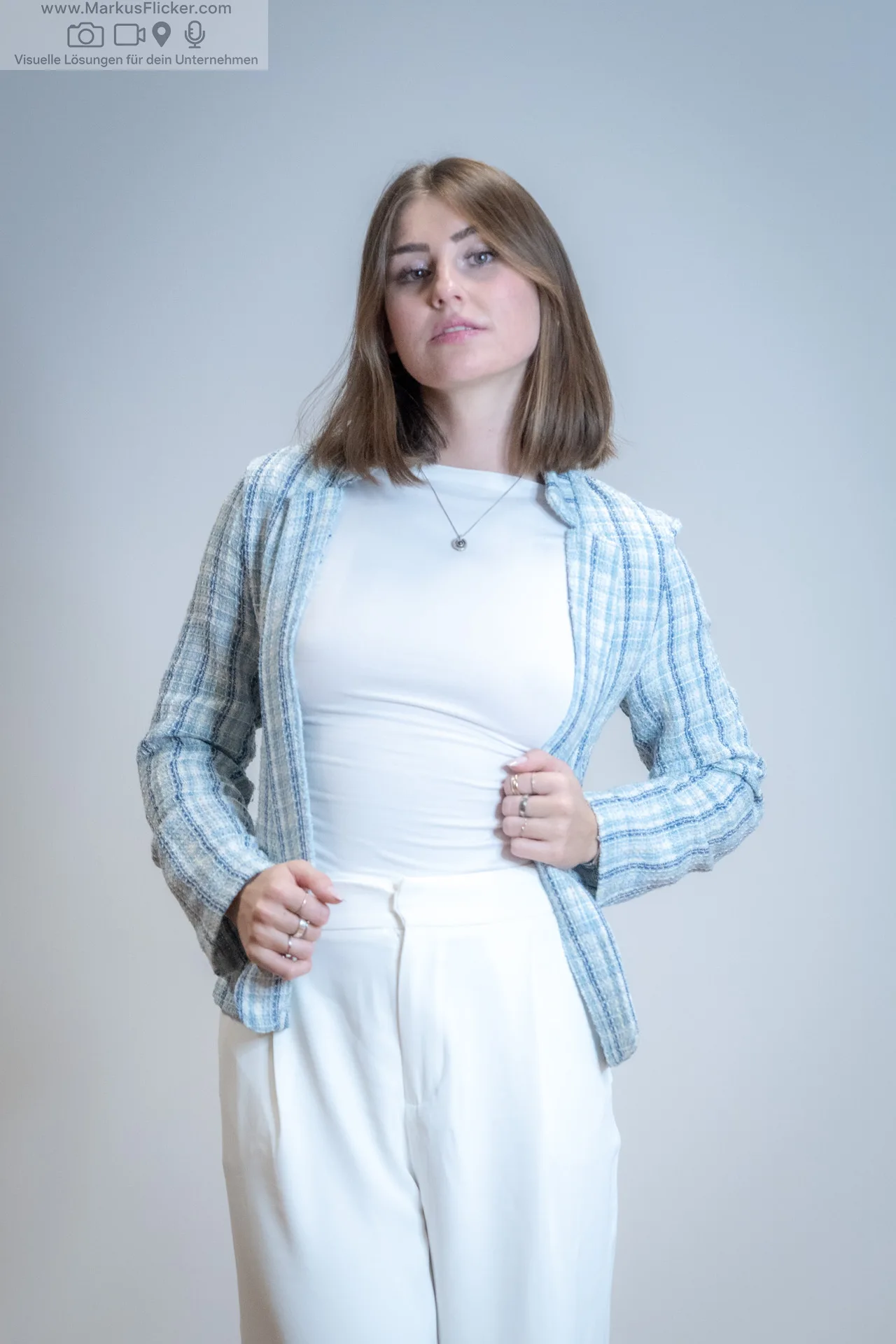 Business Casual trifft Natürlichkeit – Fotoshooting mit Saskia P. in Graz