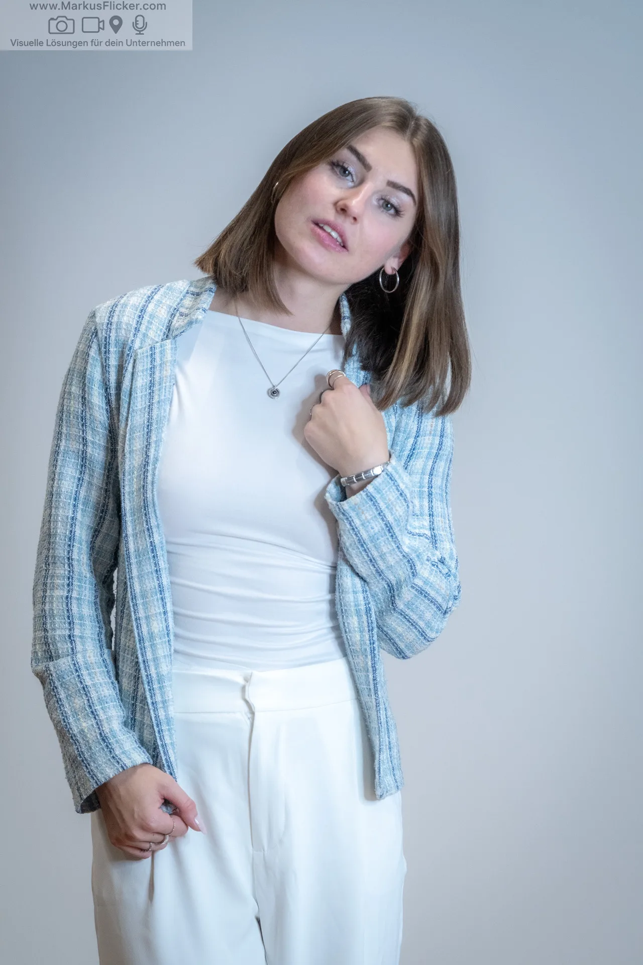 Business Casual trifft Natürlichkeit – Fotoshooting mit Saskia P. in Graz