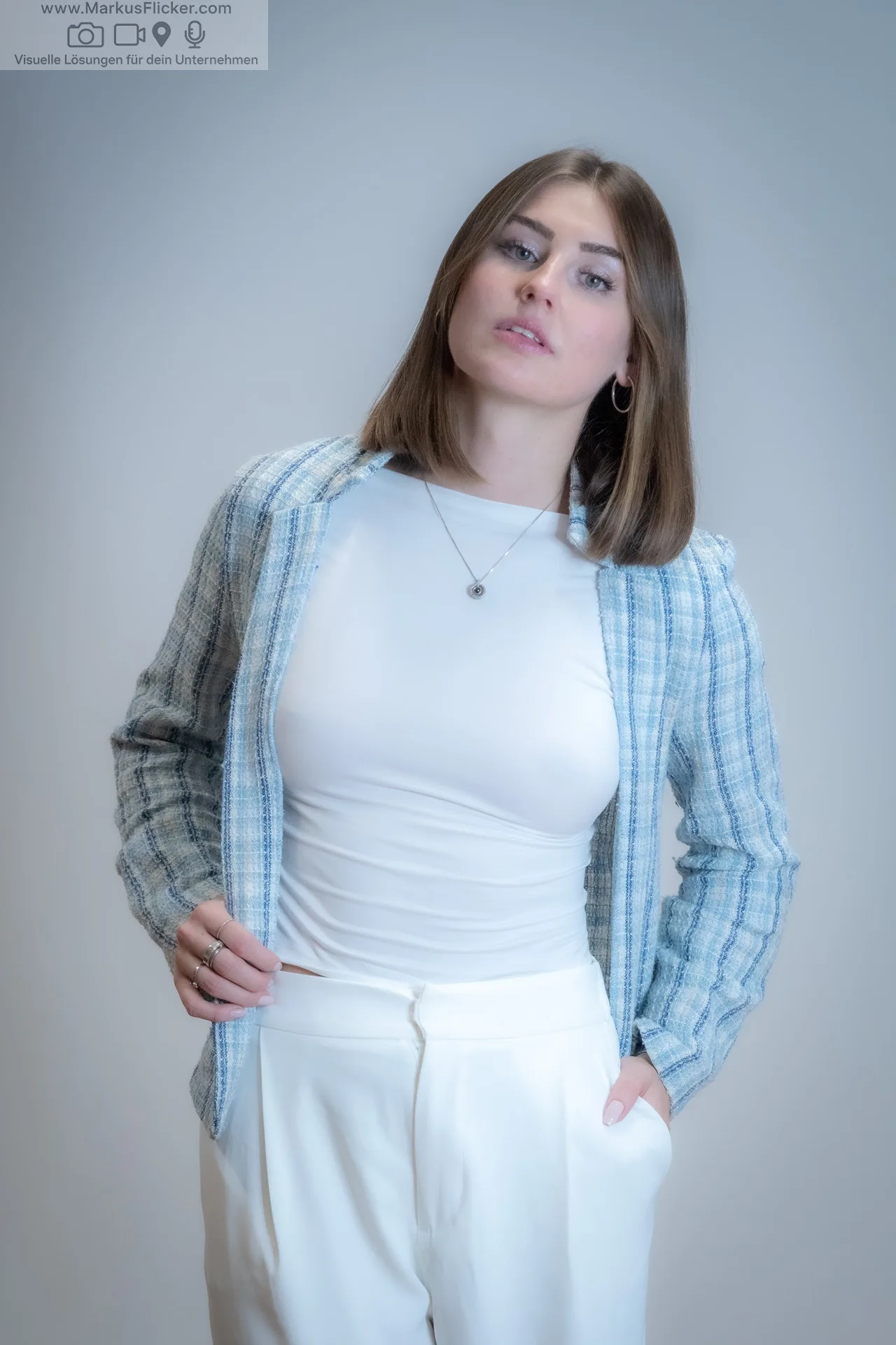 Business Casual trifft Natürlichkeit – Fotoshooting mit Saskia P. in Graz