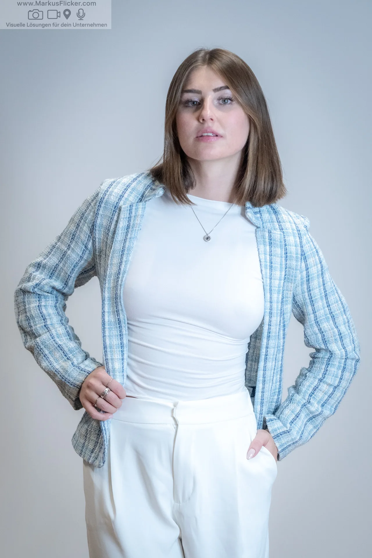 Business Casual trifft Natürlichkeit – Fotoshooting mit Saskia P. in Graz