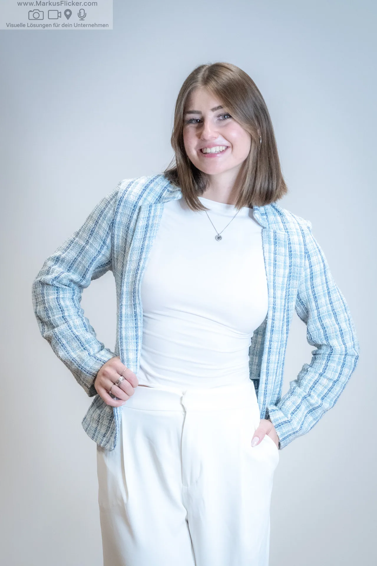 Business Casual trifft Natürlichkeit – Fotoshooting mit Saskia P. in Graz