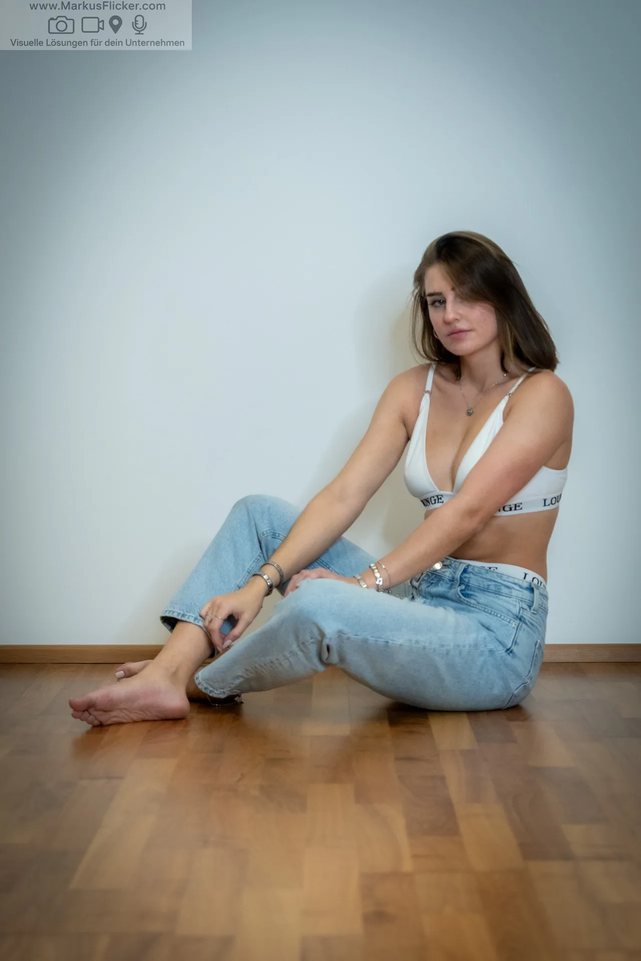 Mehr über den Artikel erfahren Casual Fitness & Natürlichkeit – Fotoshooting mit Saskia P. in Graz inkl. 37 Tipps & Tricks für Models & Fotografen – Shooting mit Sport-BH & Jeans
