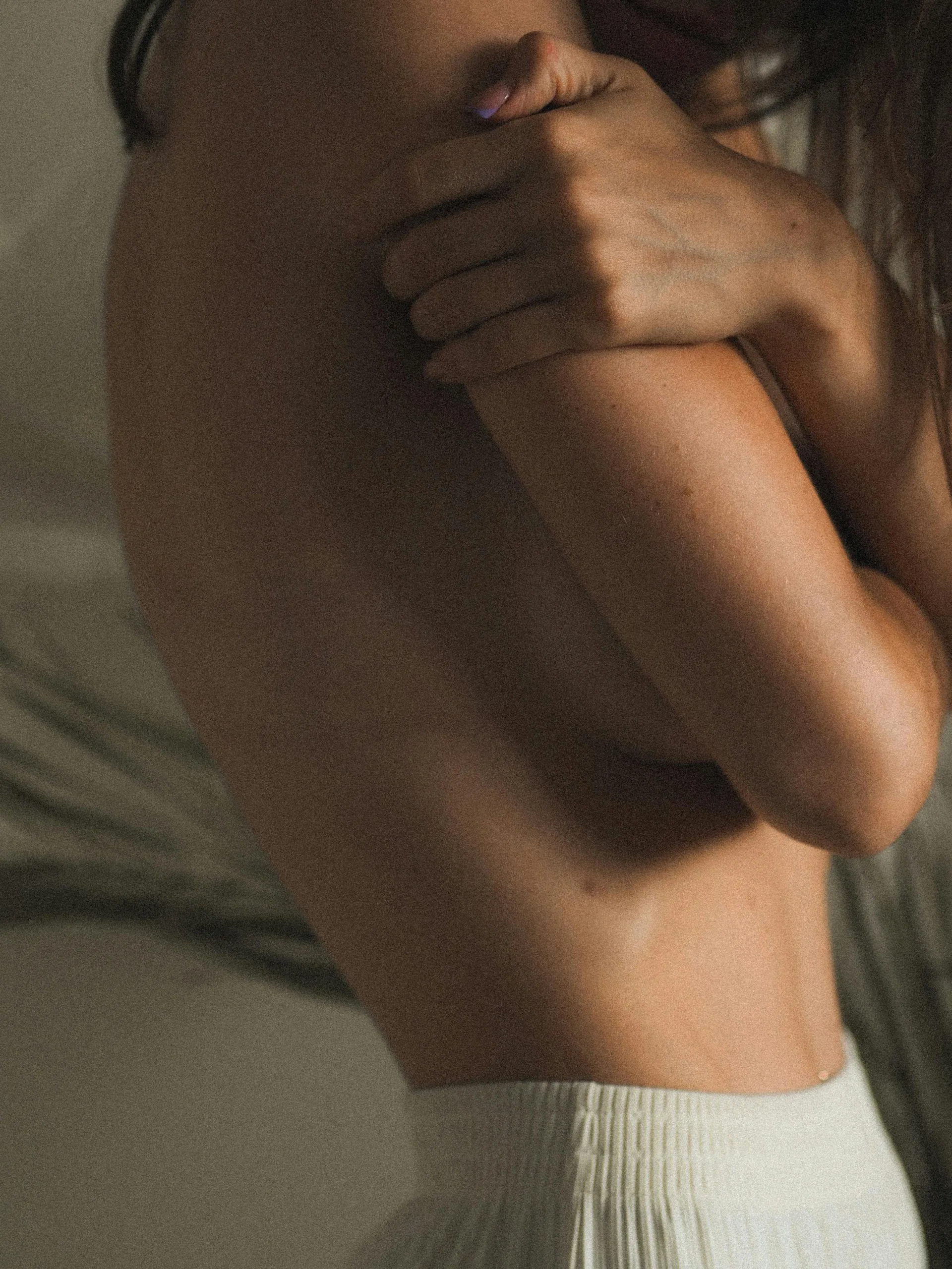 Mehr über den Artikel erfahren Aktfotografie: Körperhaltung, Posing und Lichtsetzung – Der große Praxisguide für ausdrucksstarke Bilder