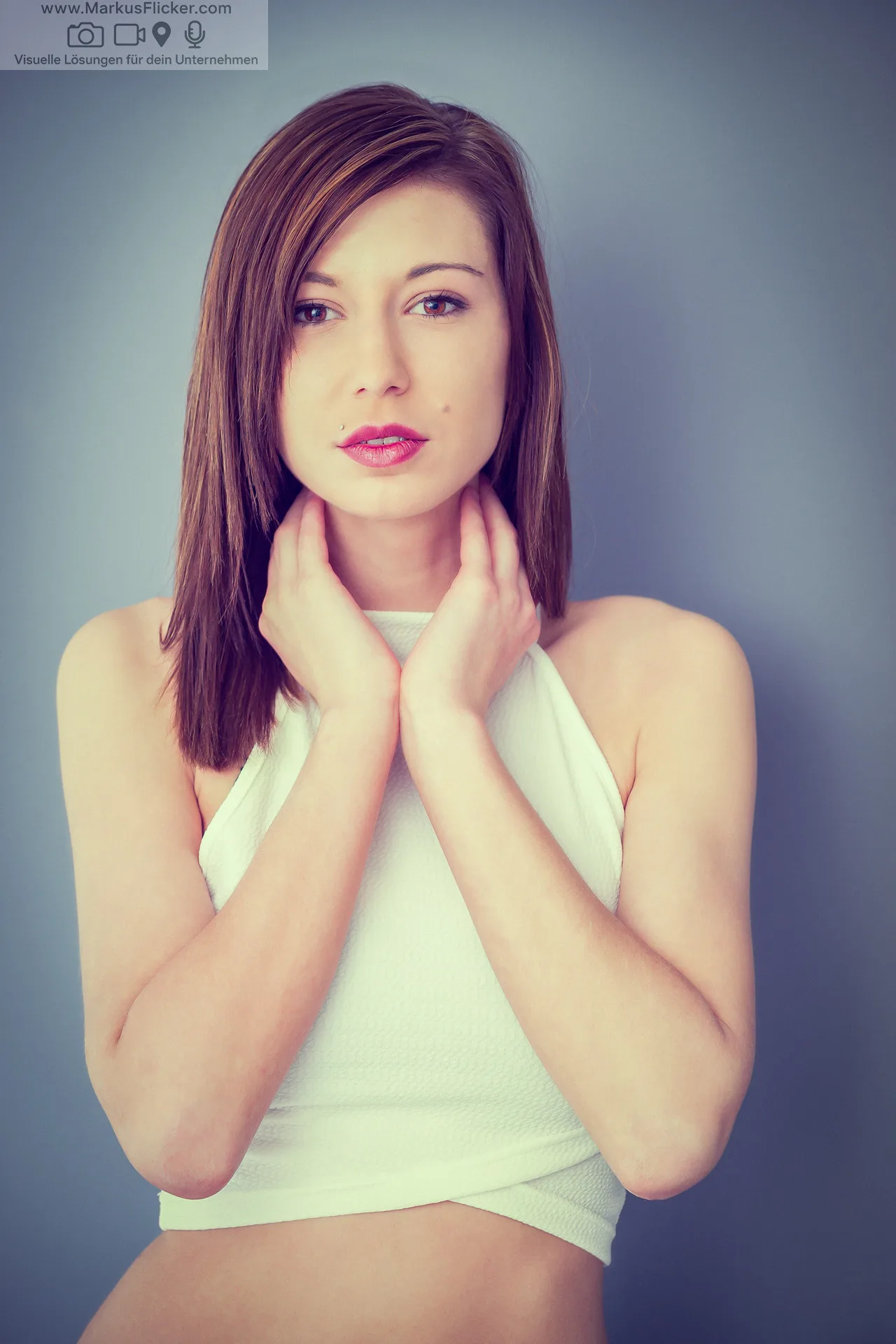 Mehr über den Artikel erfahren Fotoshooting vor grauer Wand als Hintergrund im Home Studio – zeitlose Ästhetik mit Beauty Dish Blitz